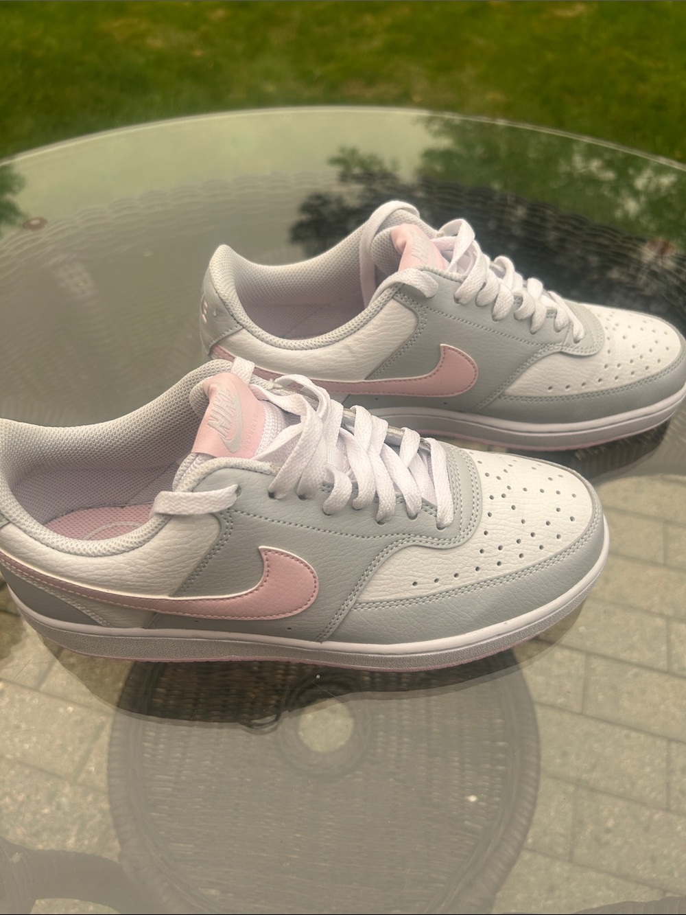 Nike Women's Low-Top Sneakers in White and Light Pink